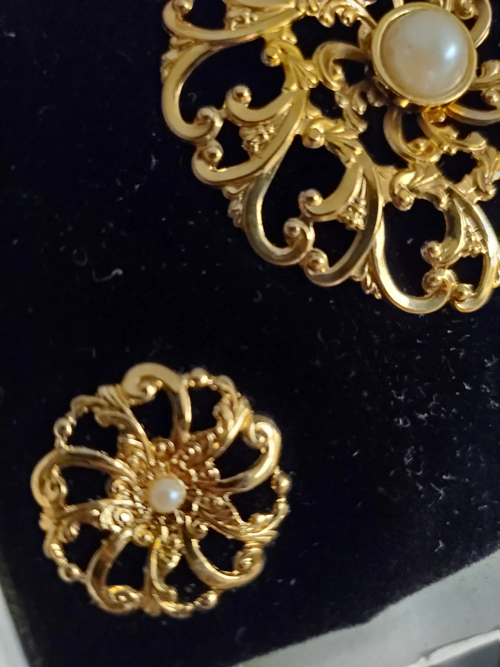 Avon‎ Flower Blossom Gold Tone Faux Pearl Pin Brooch and Earrings Set Vintage